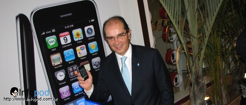 Roberto Lima mostrando seu iPhone