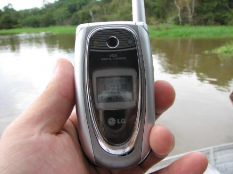 Sinal cheio no meio da Floresta Amazônica